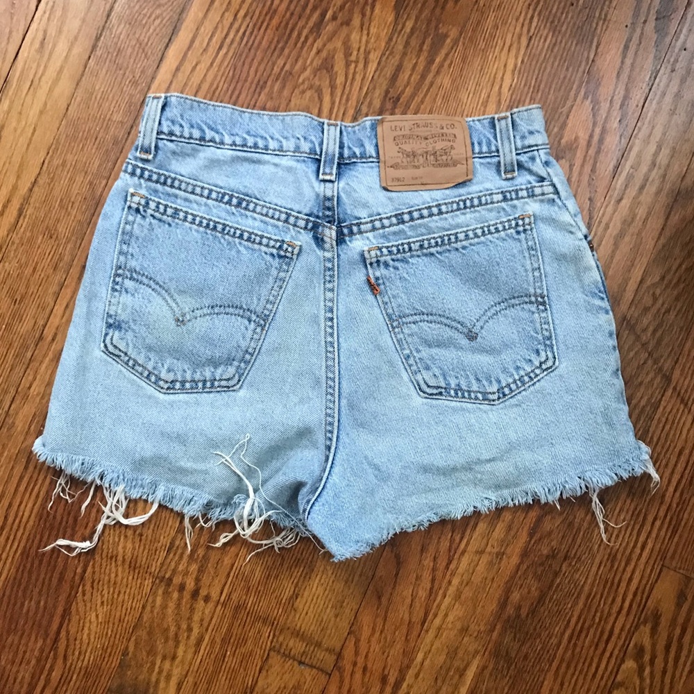 *RARE* Vintage light wash Levi shorts w orange tab